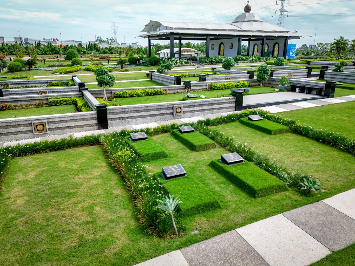 Makam keluarga di Al Azhar Memorial Garden — wujud cinta abadi agar keluarga tetap bersama hingga akhir hayat, dalam lingkungan islami dan penuh ketenangan.