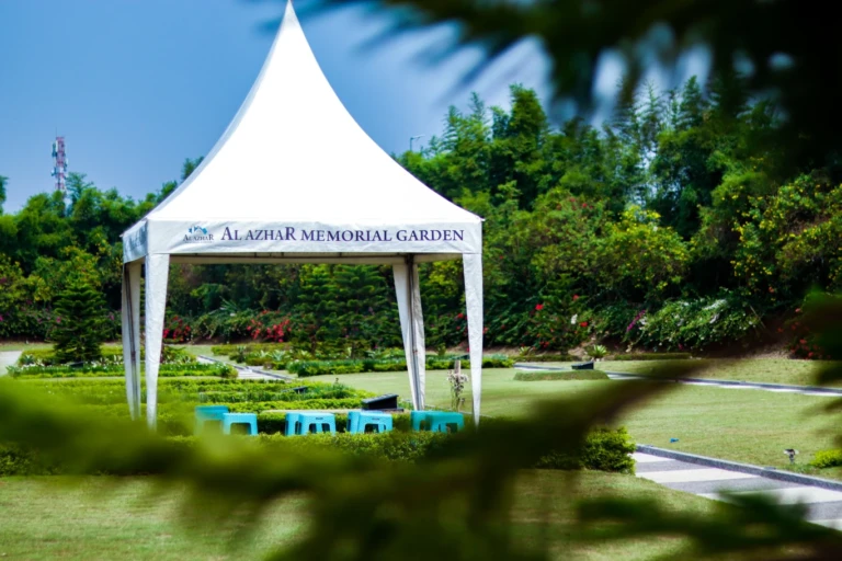 Tenda untuk Ziarah di Al Azhar Memorial garden untuk kenyamanan keluarga yang datang mendoakan