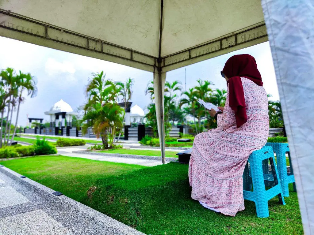 Ziarah Kubur di Al Azhar Memorial garden