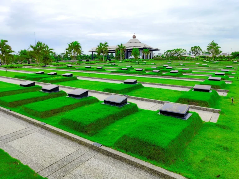 Menyiapkan Makam di Al Azhar Memorial Garden