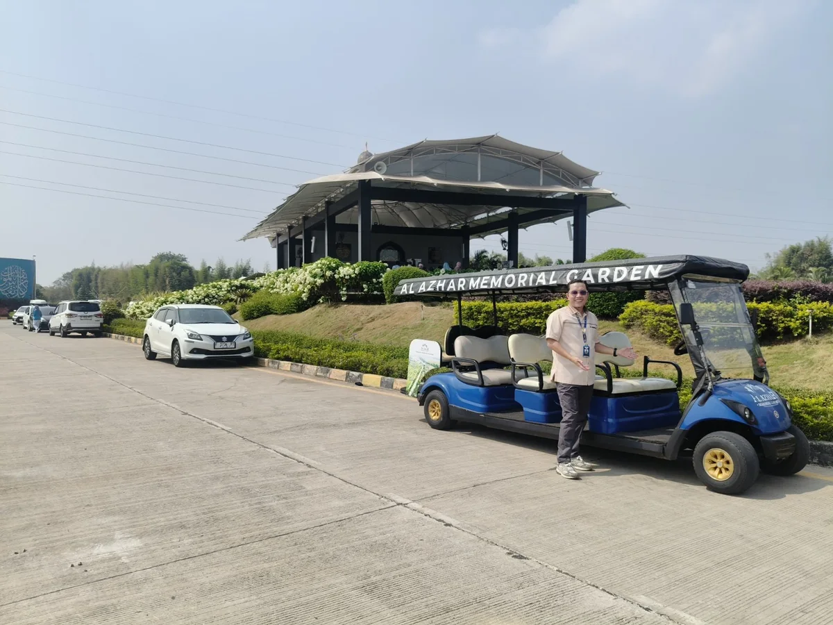 Area parkir dan mobil golf Al Azhar Memorial Garden