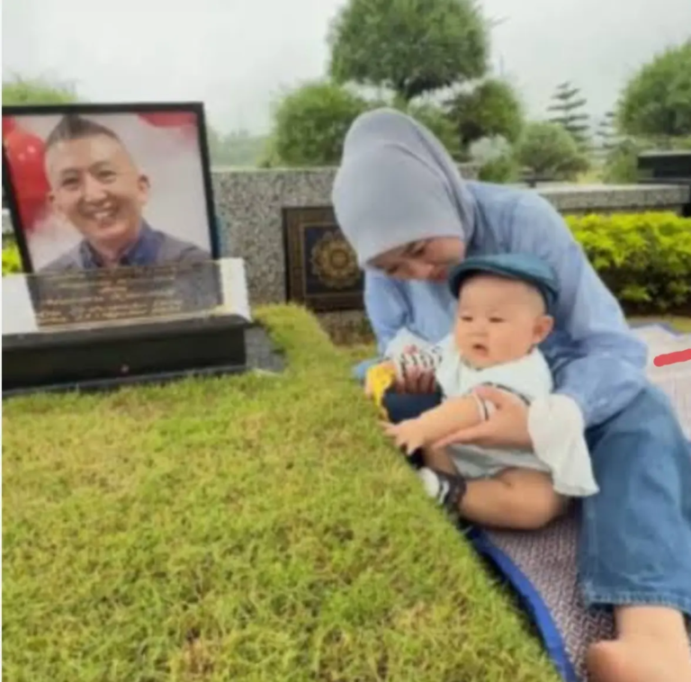 baby udon lagi ziarah ke papa udon