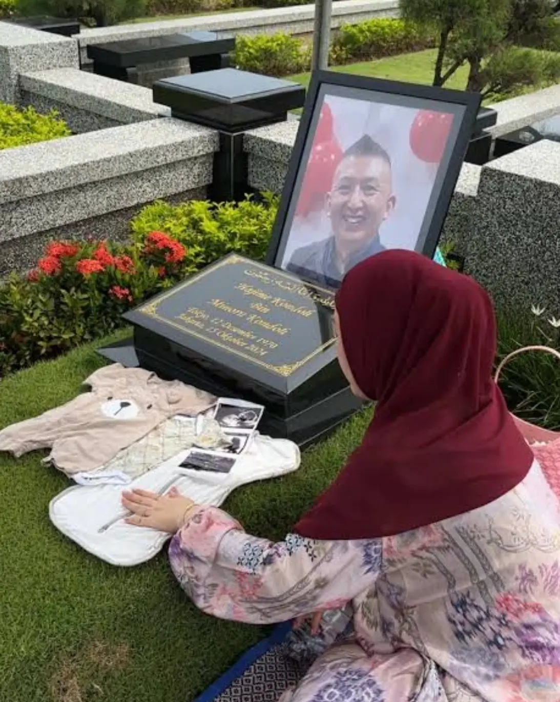 fanny kondoh sedang di amg makam papa udon