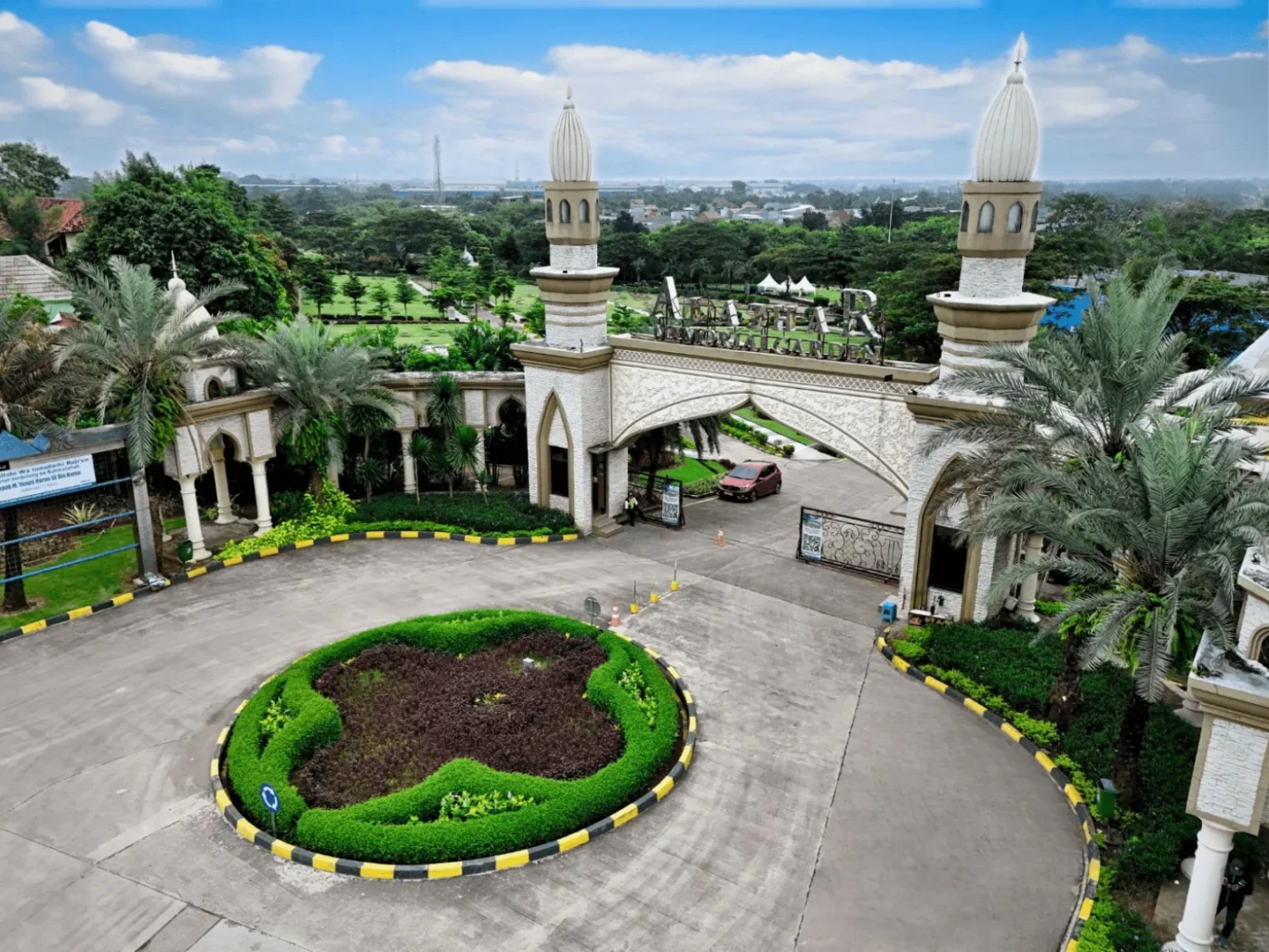 Gerbang utama Al Azhar Memorial Garden