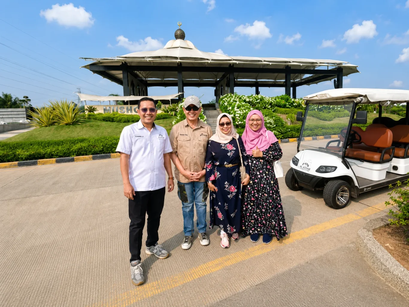 Pak Yurod Saleh bersama istri saat survei di depan mushola Al Azhar Memorial Garden