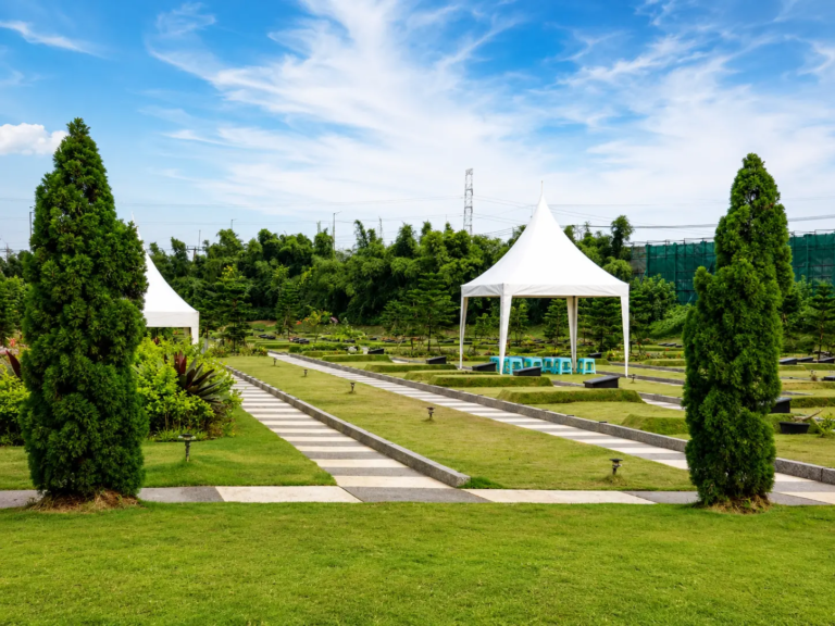 suasana-area-makam-ada-tenda
