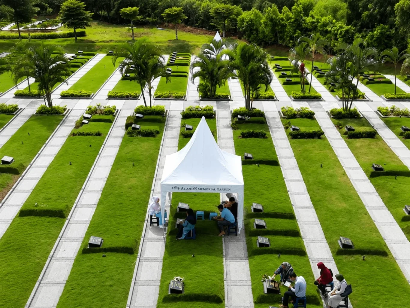 Suasana ziarah yang tenang di Al Azhar Memorial Garden