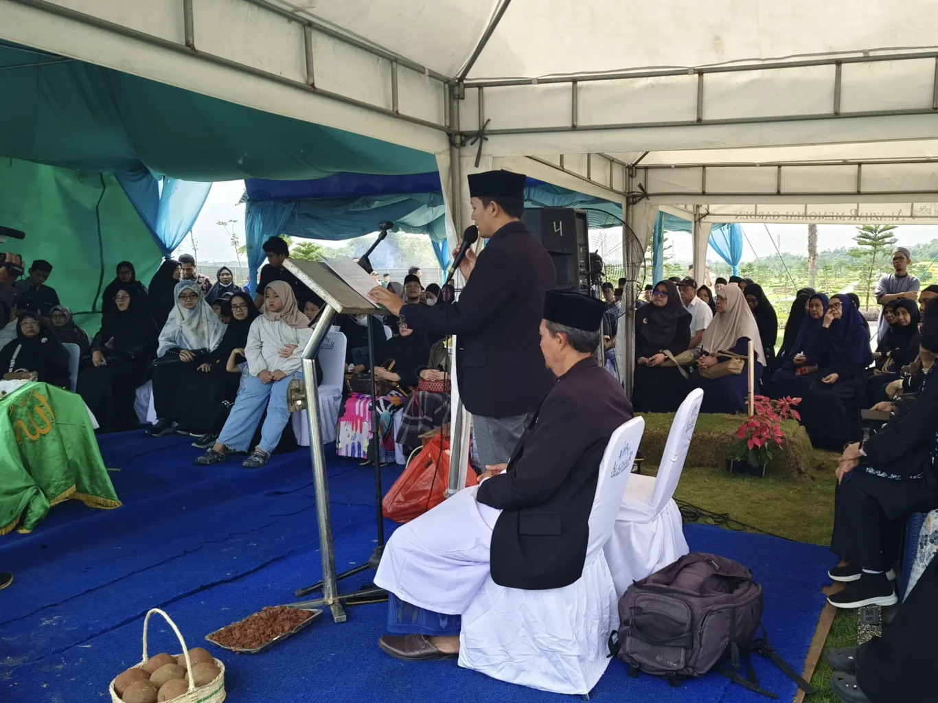 Ustadz memimpin prosesi pemakaman Muslim di Al Azhar Memorial Garden