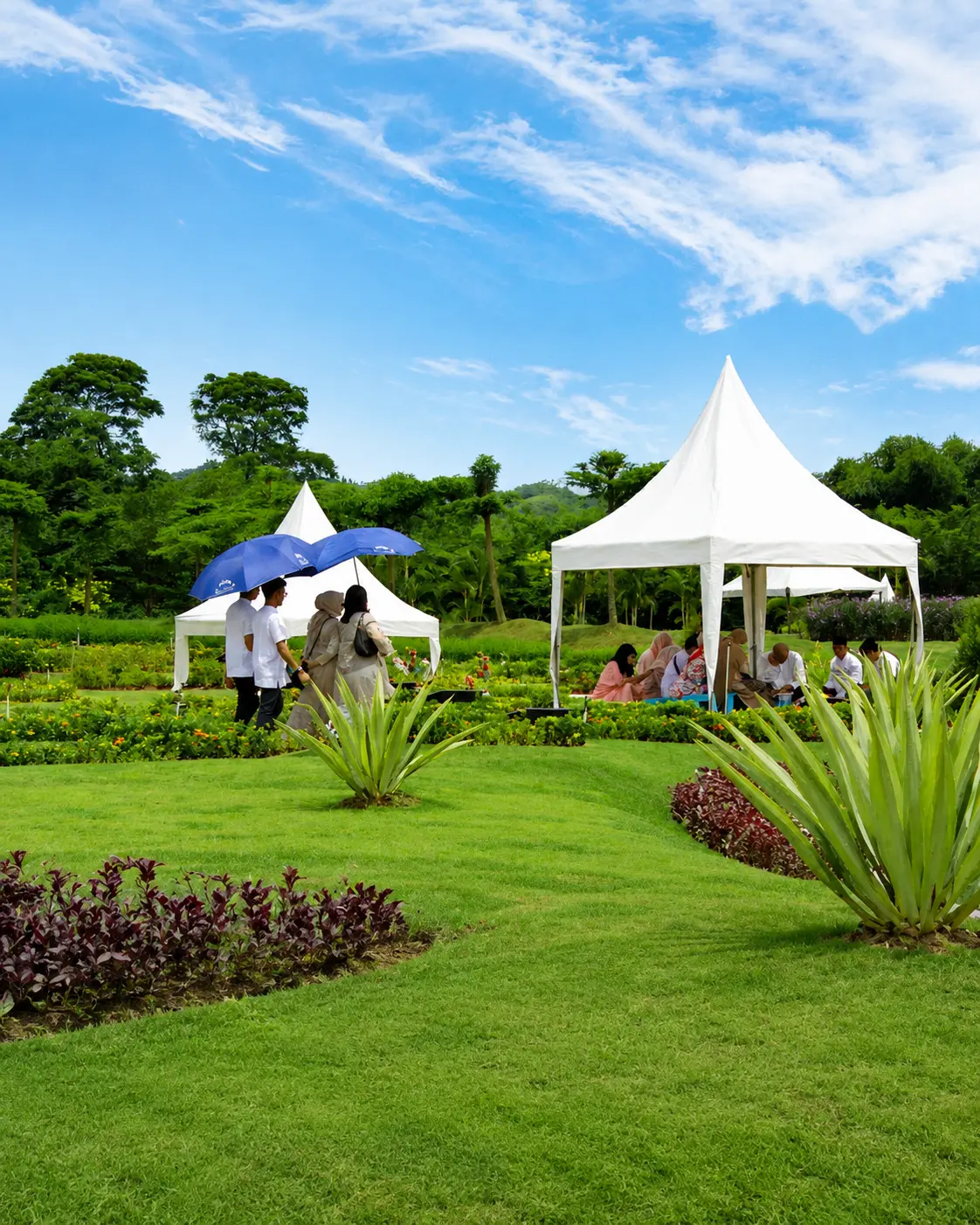 Suasana keluarga berziarah di kawasan Al Azhar Memorial Garden