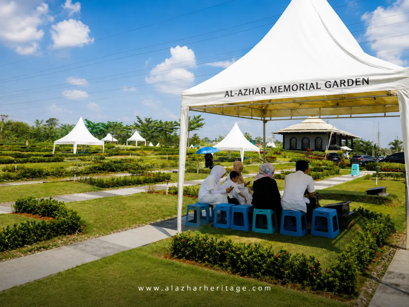 Keluarga sedang berziarah dan berdoa di Al Azhar Memorial Garden