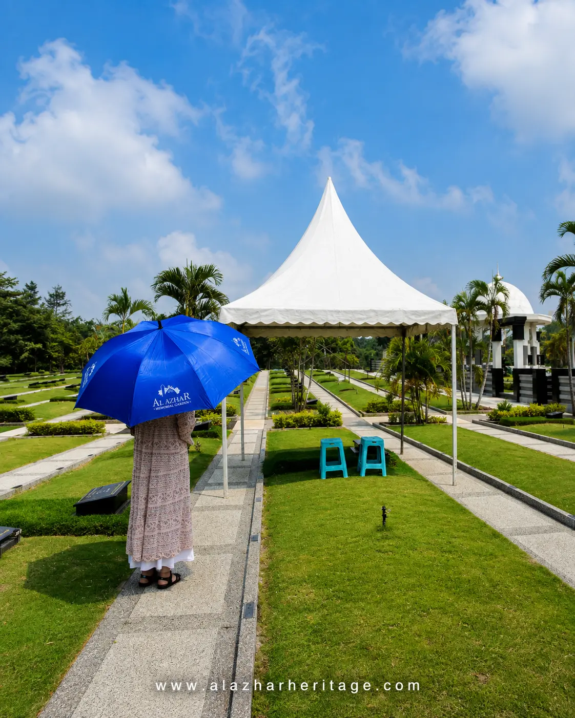 Peziarah berjalan menuju makam dengan fasilitas tenda dan kursi di Al Azhar Memorial Garden