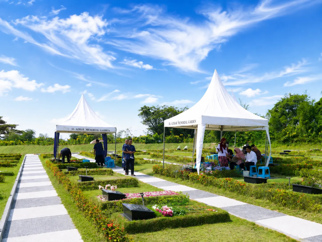 Suasana pagi dan fasilitas tenda kursi untuk peziarah di Al Azhar Memorial Garden