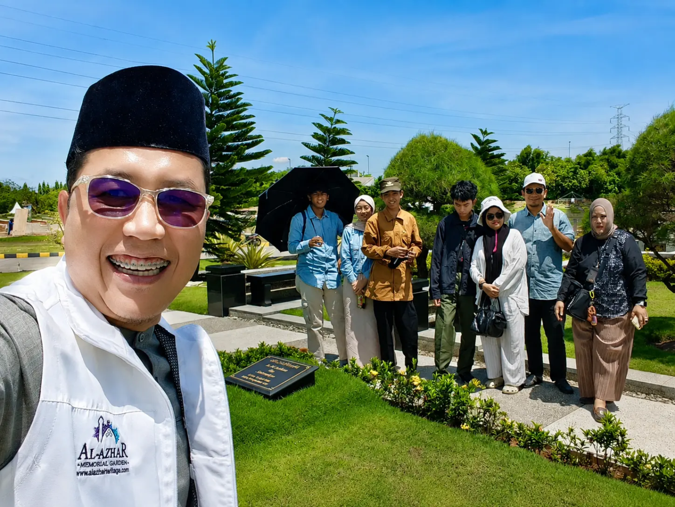 Keluarga melakukan survei Al Azhar Memorial Garden