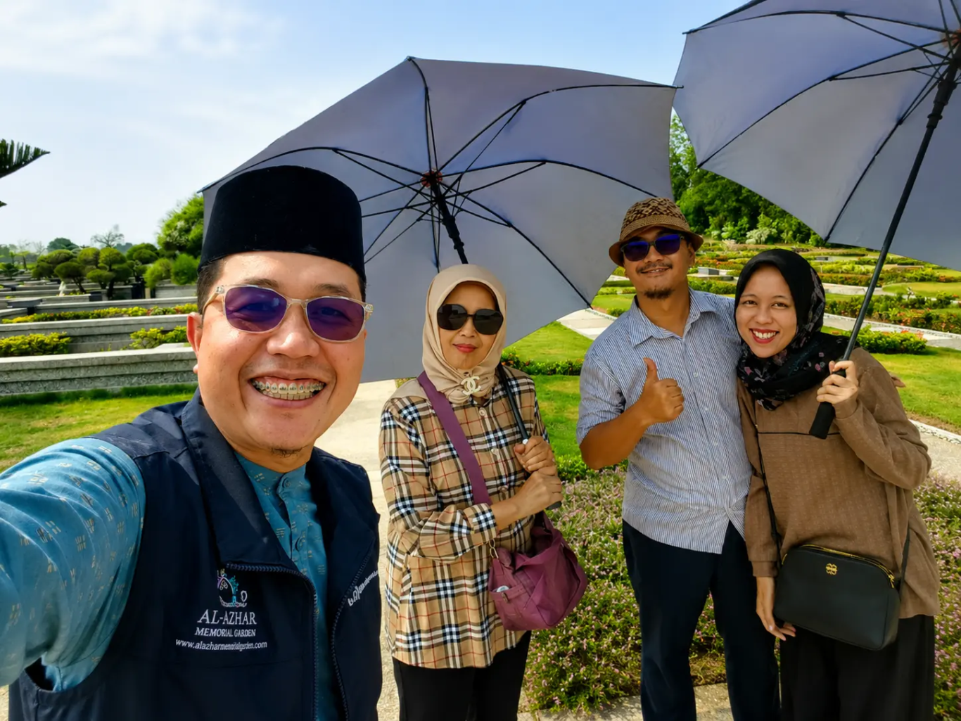 Keluarga bersama ibu melakukan survei kavling makam Al Azhar Memorial Garden