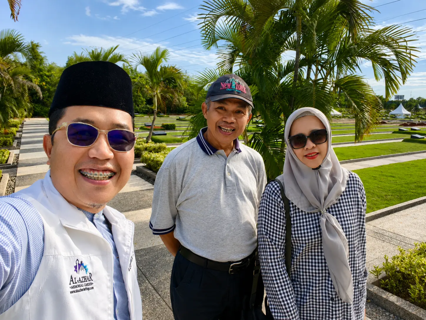Ustadz Zulhamdi mendampingi Pak Agoeng dan istri
