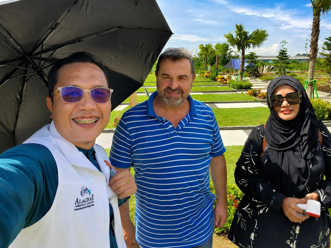 Ustadz Zulhamdi mendampingi Ibu Shinta dan suami