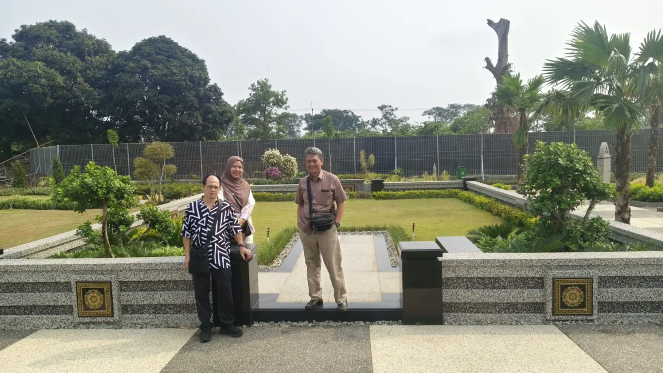 Pak Edy dan Ibu Parida saat survei kavling keluarga di Zona Miimauzaa Al Azhar Memorial Garden