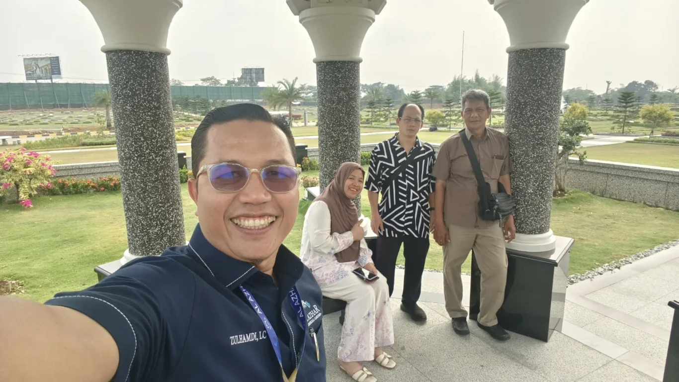 Zulhamdi mendampingi Pak Edy dan Ibu Parida saat survei Zona Idilwiis Al Azhar Memorial Garden