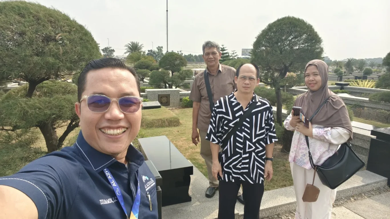 Ziarah ke makam Hajime Kondo saat survei Al Azhar Memorial Garden