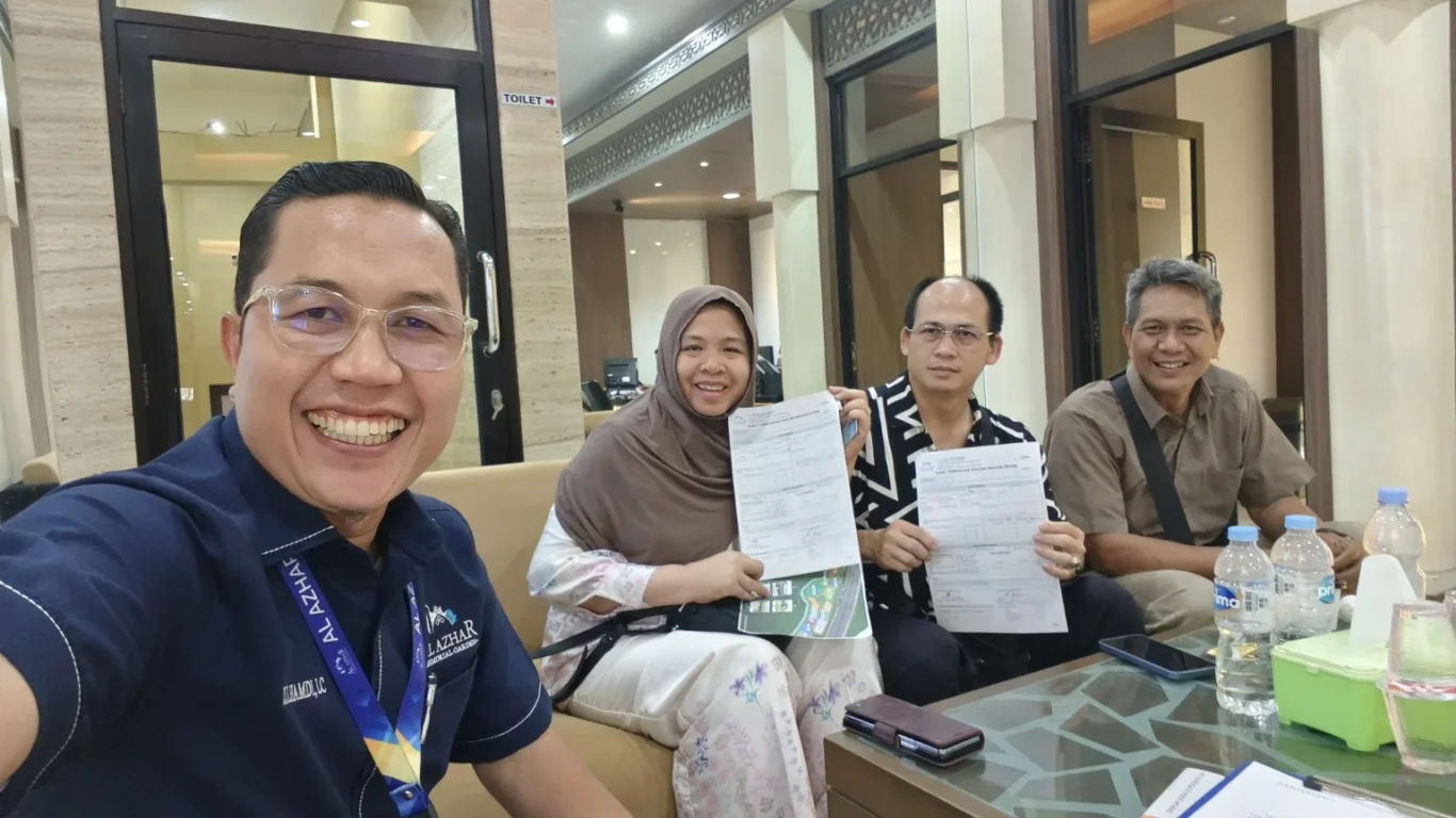 Pak Edy dan Ibu Parida dalam proses SPKM Al Azhar Memorial Garden