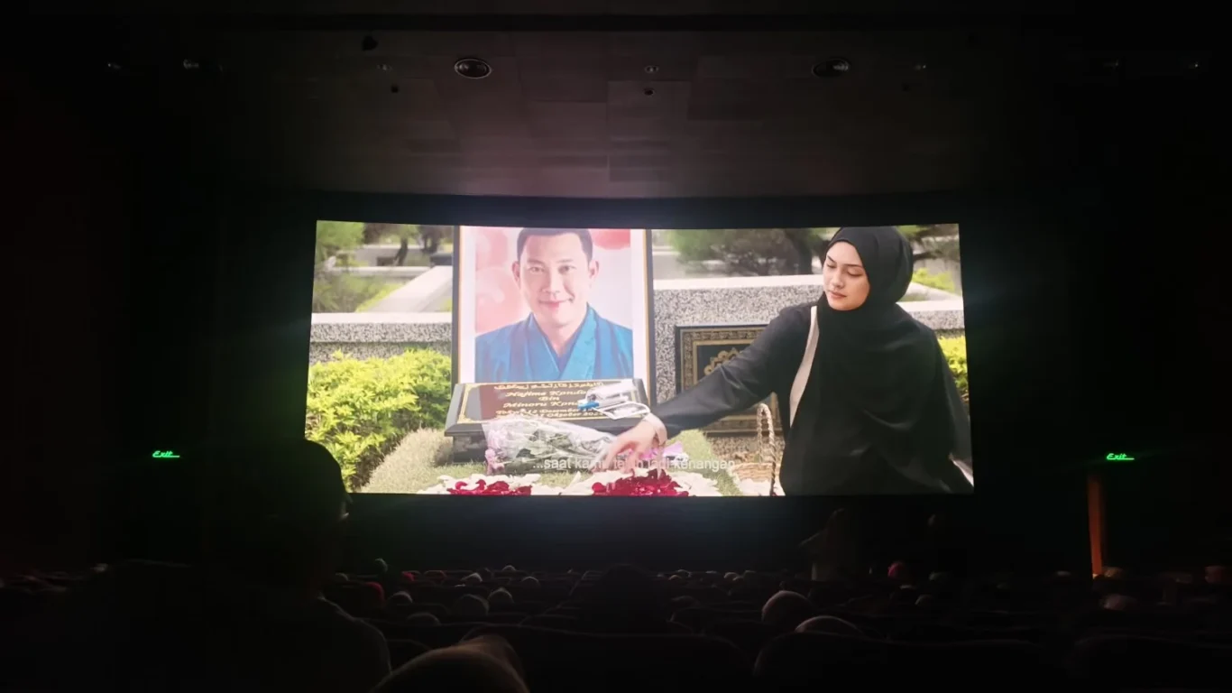 Adegan makam dalam film Baby Udon yang berlatar kawasan Al Azhar Memorial Garden