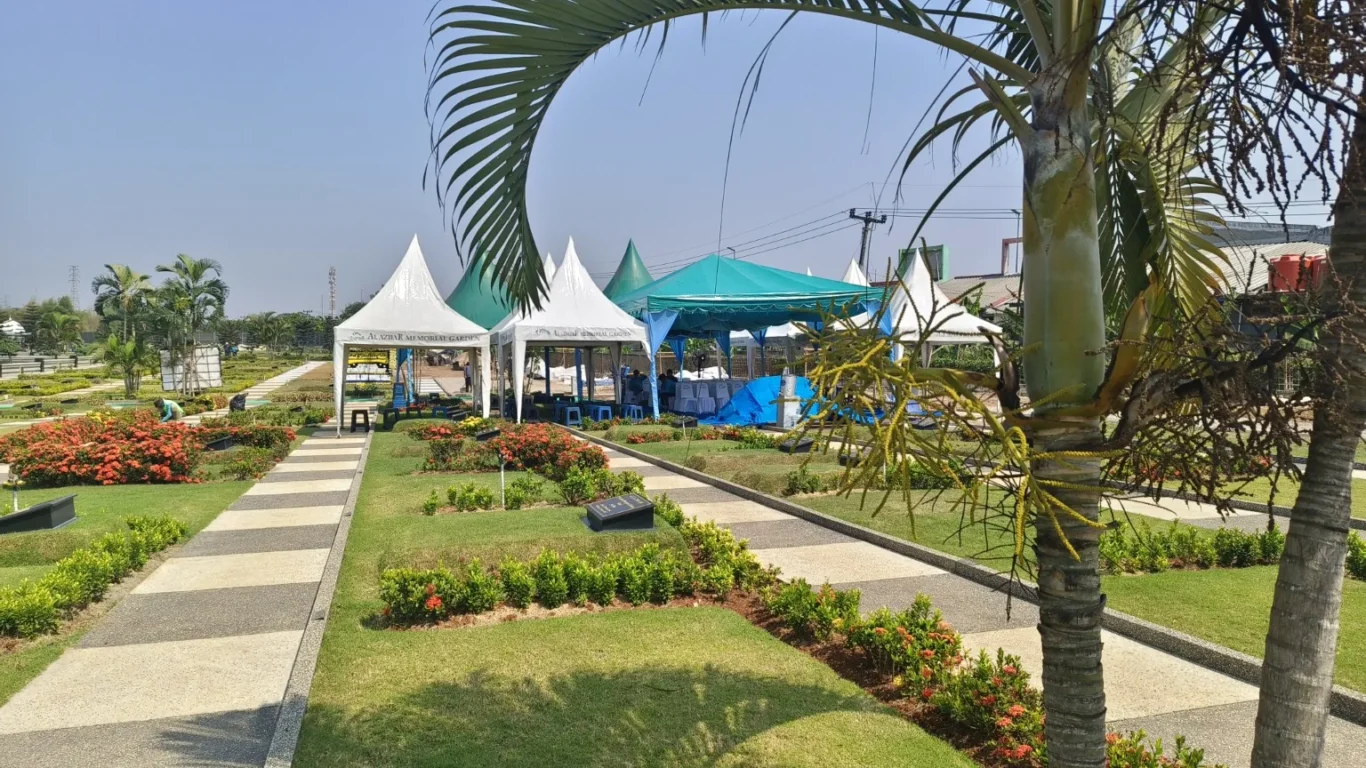 Kawasan hijau dan walkway Al Azhar Memorial Garden