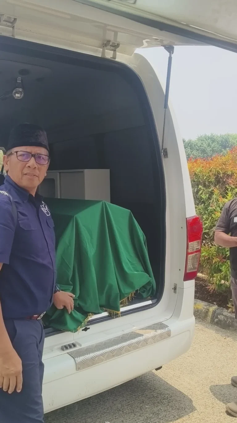 Kedatangan jenazah dengan ambulans di Al Azhar Memorial Garden