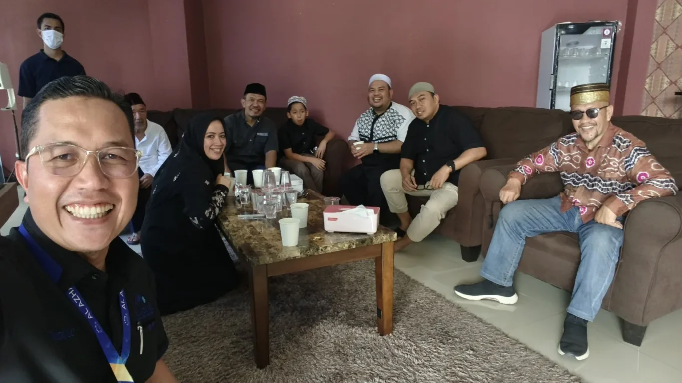 Keluarga menikmati teh dan kopi di lounge setelah prosesi pemakaman