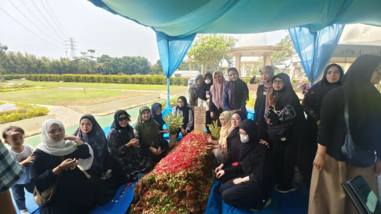 keluarga-di-makam-setelah-prosesi-pemakaman-al-azhar