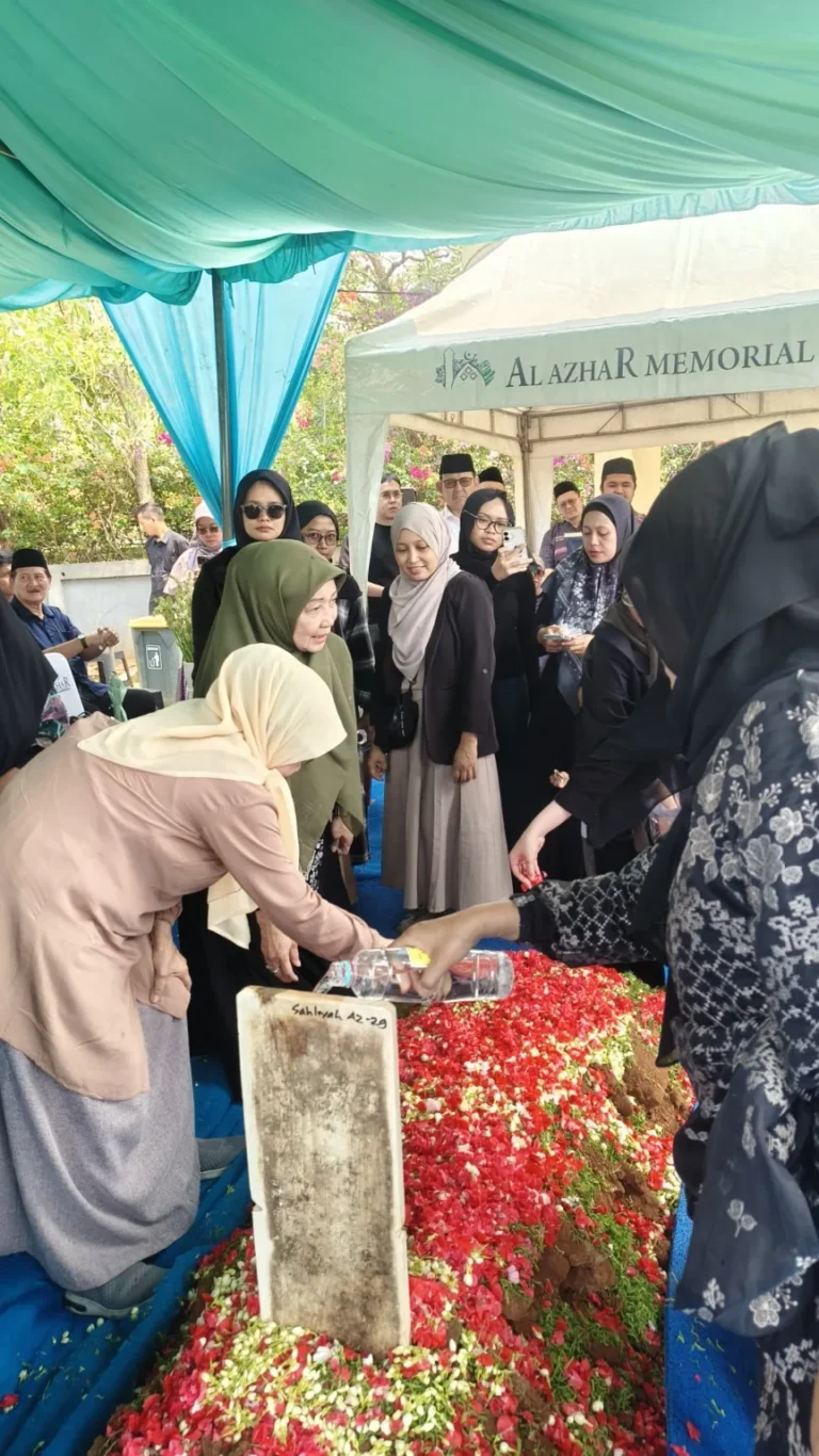 Keluarga menabur bunga setelah proses pemakaman selesai