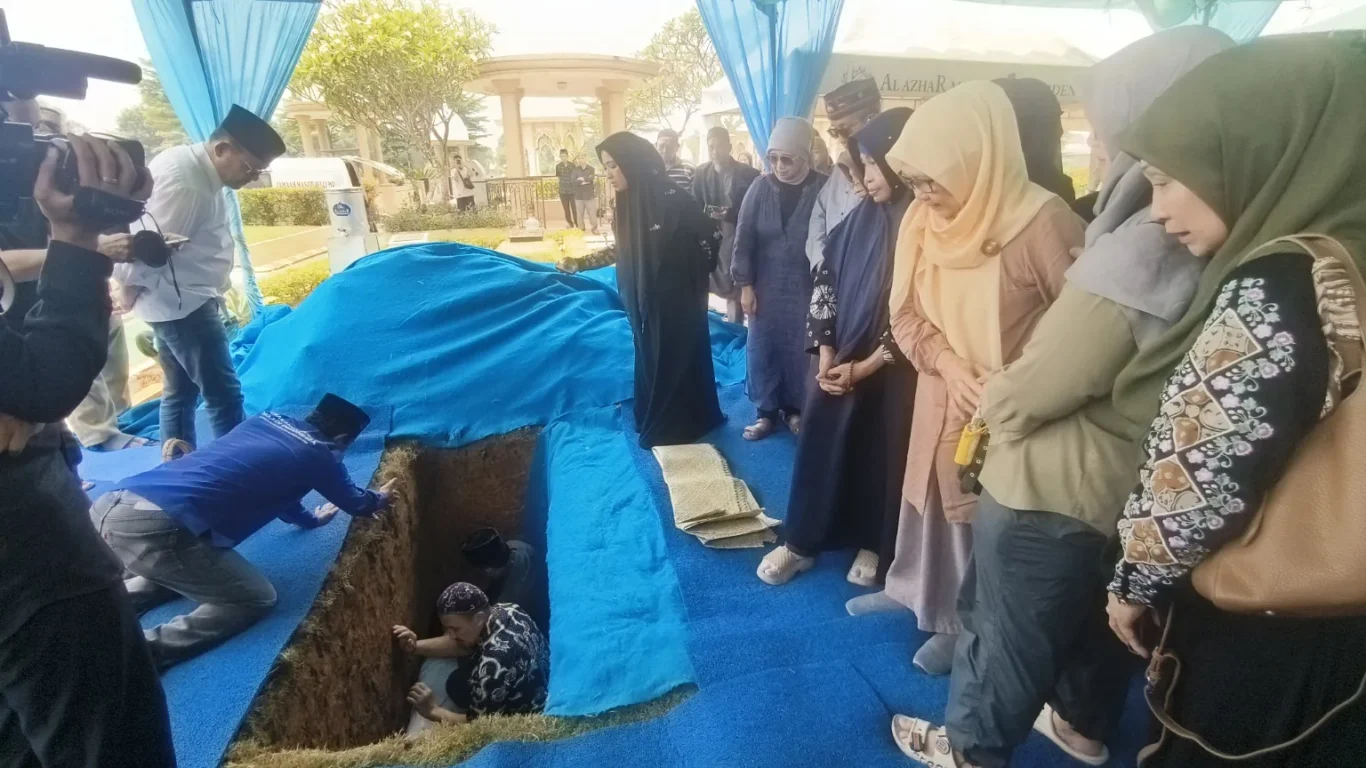 Keluarga mendampingi proses pemakaman hingga jenazah ditempatkan di liang lahat