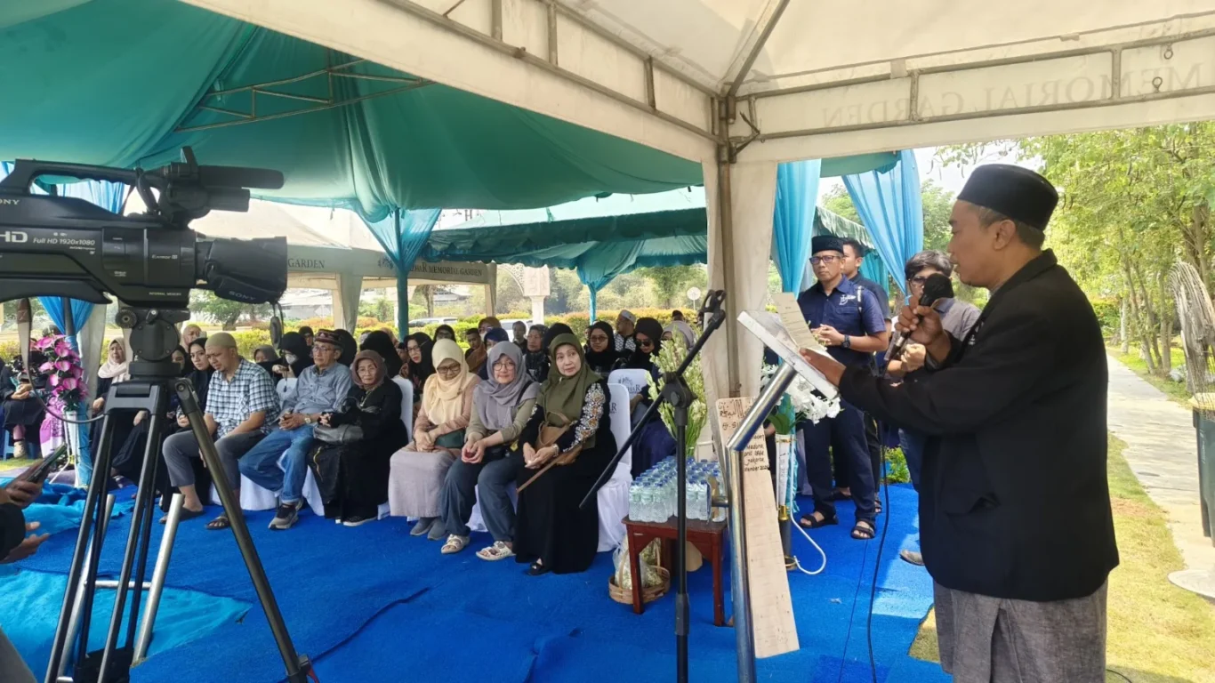 Keluarga duduk mengikuti prosesi pemakaman dengan tertib dan khidmat