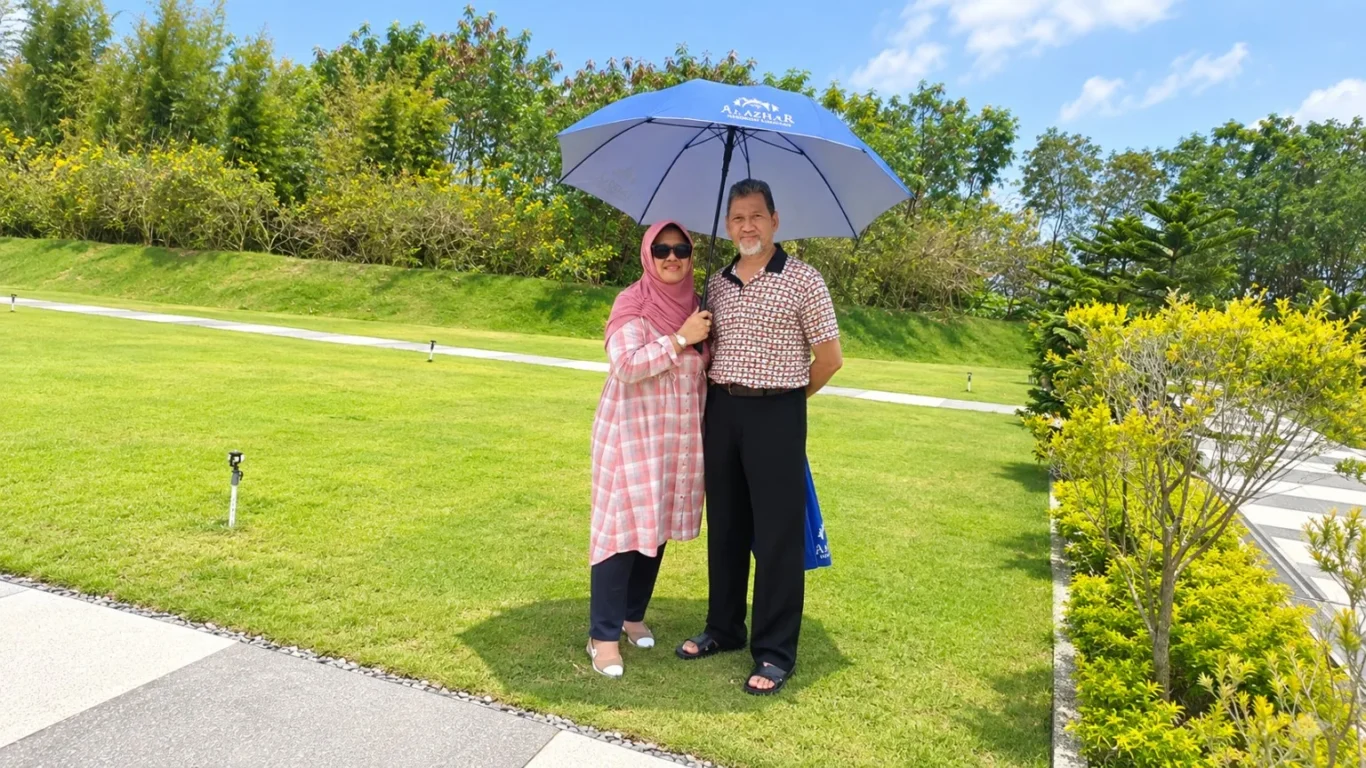 Bapak Hento dan Ibu Ellya melihat area Royal Family D Al Azhar Memorial Garden