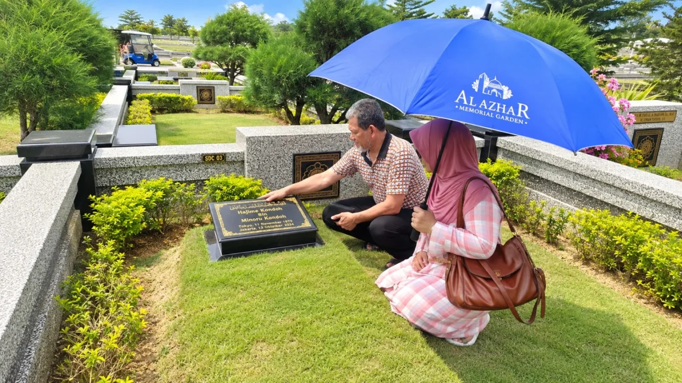 Bapak Hento dan Ibu Ellya berziarah dan mendoakan Hajime Kondoh
