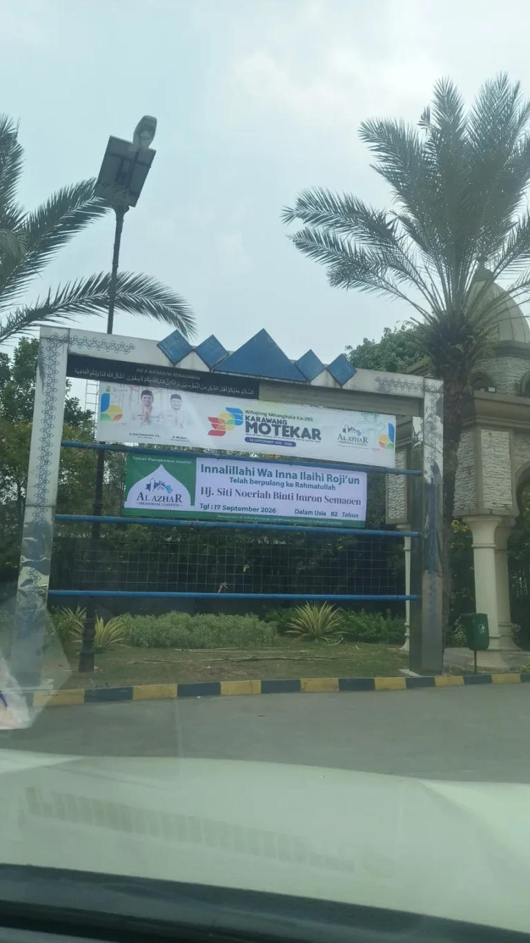 Papan berita duka di Al Azhar Memorial Garden pada hari pemakaman