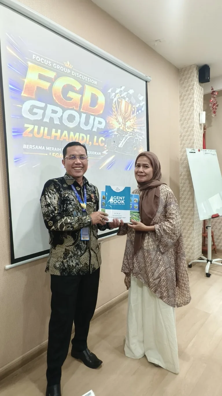 Pembagian Agent Book dan flyer kepada Memorial Partner baru