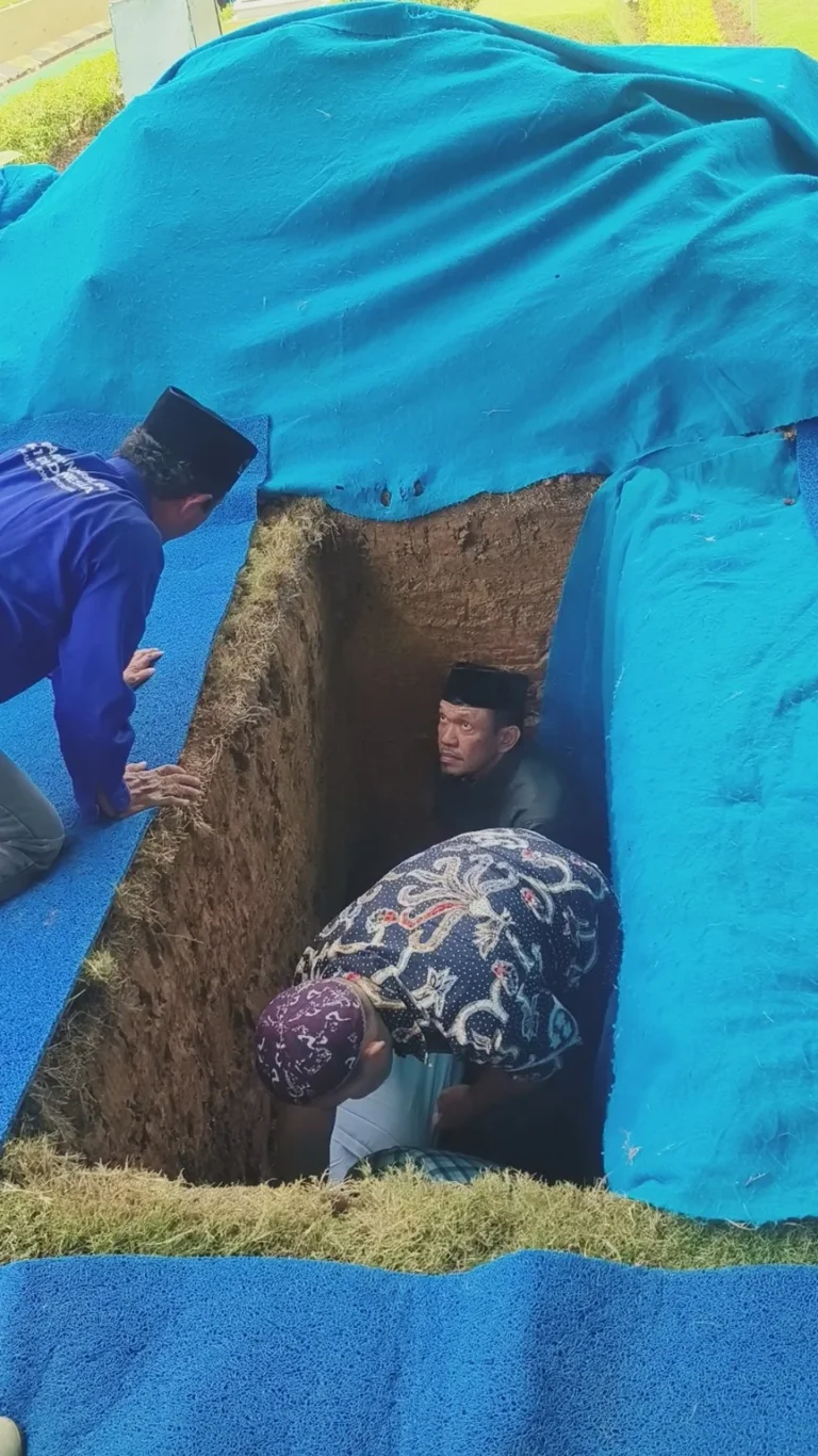 Persiapan liang lahat untuk proses pemakaman