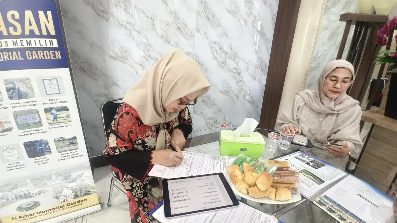 Proses administrasi dan booking kavling makam Double Pak Agus Dwianto dan Ibu Dwi di Customer Service Al Azhar Memorial Garden