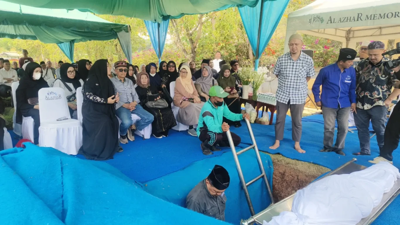 Prosesi jenazah menuju liang lahat di Al Azhar Memorial Garden