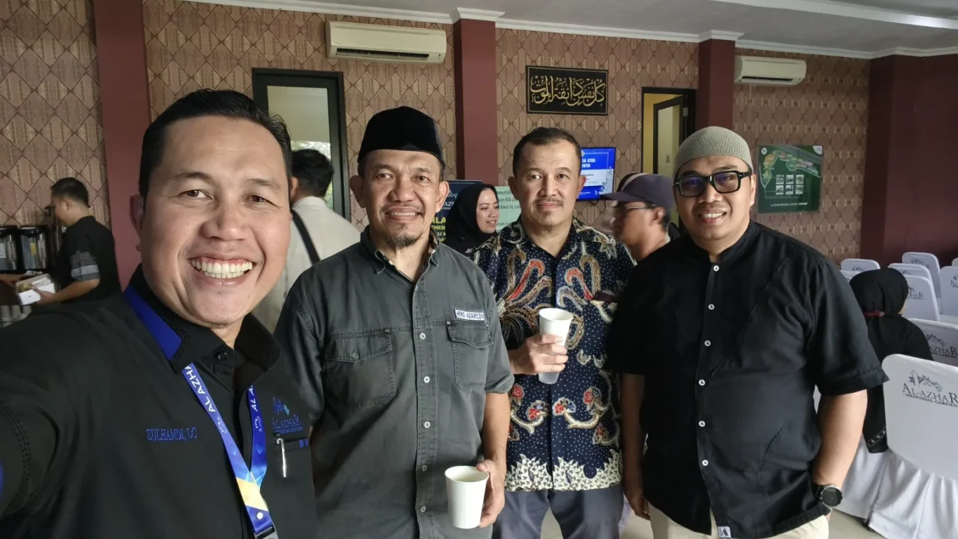 Silaturahmi keluarga setelah pemakaman di Al Azhar Memorial Garden