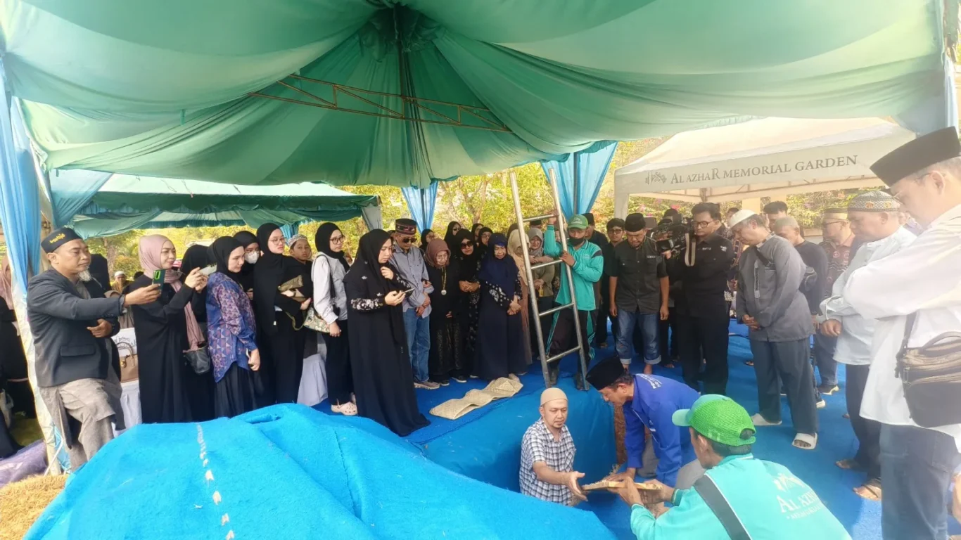 Suasana khidmat prosesi pemakaman di Al Azhar Memorial Garden Karawang