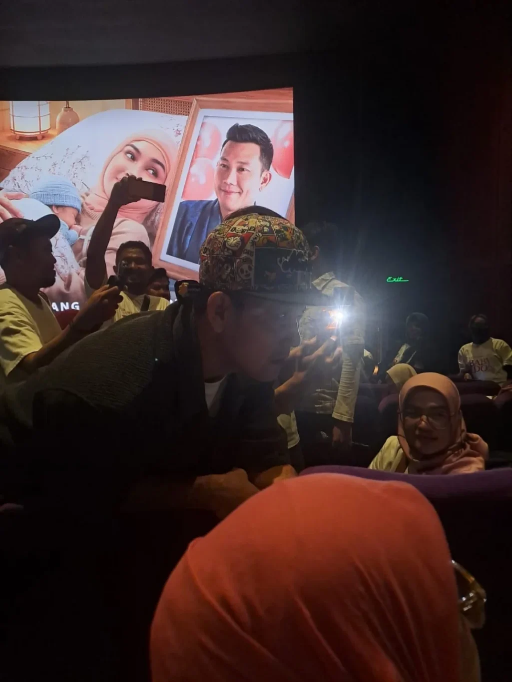 Denny Sumargo mendengarkan testimoni penonton Baby Udon pada nonton bareng Al Azhar Memorial Garden di Hollywood XXI