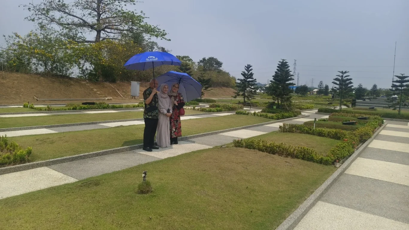 Pak Agus Dwianto dan Ibu Dwi melihat langsung area kavling makam saat survei Al Azhar Memorial Garden