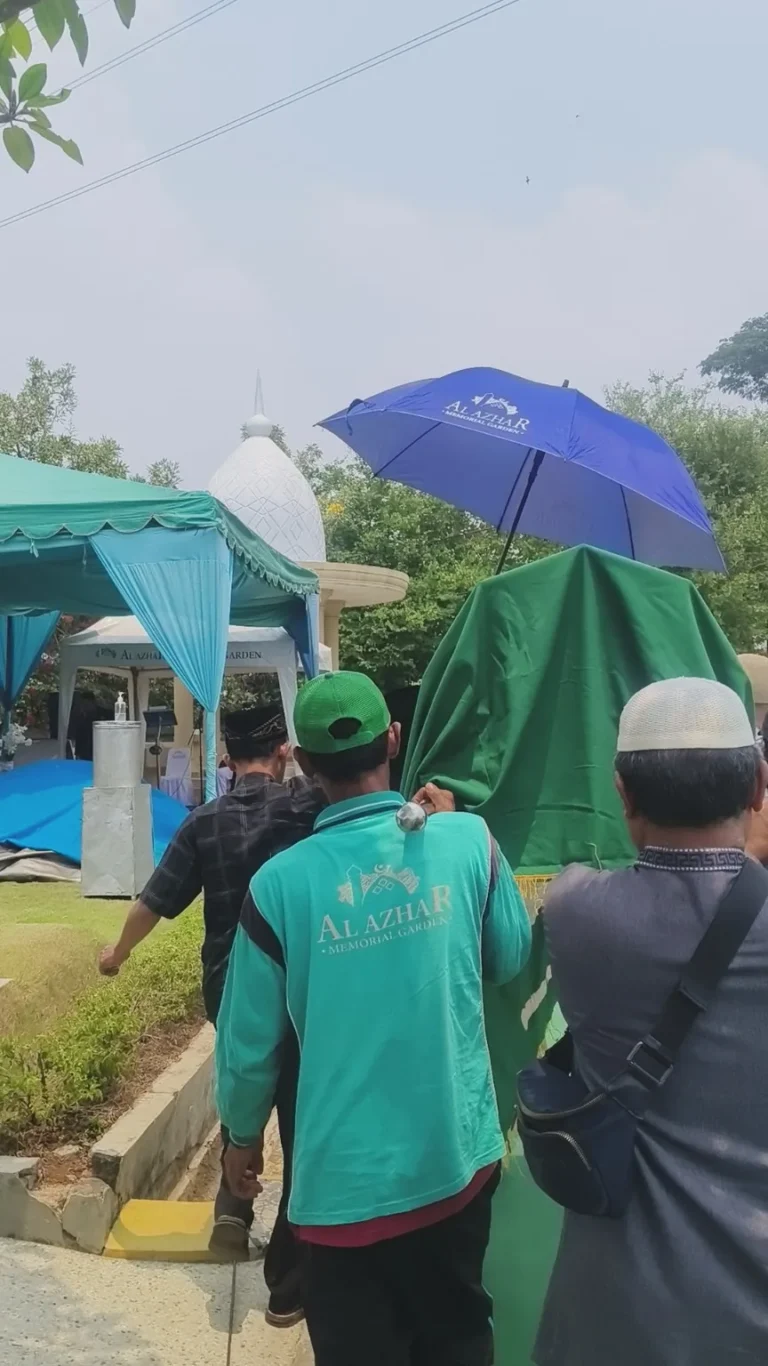 Tim Al Azhar Memorial Garden membawa jenazah menuju lokasi pemakaman