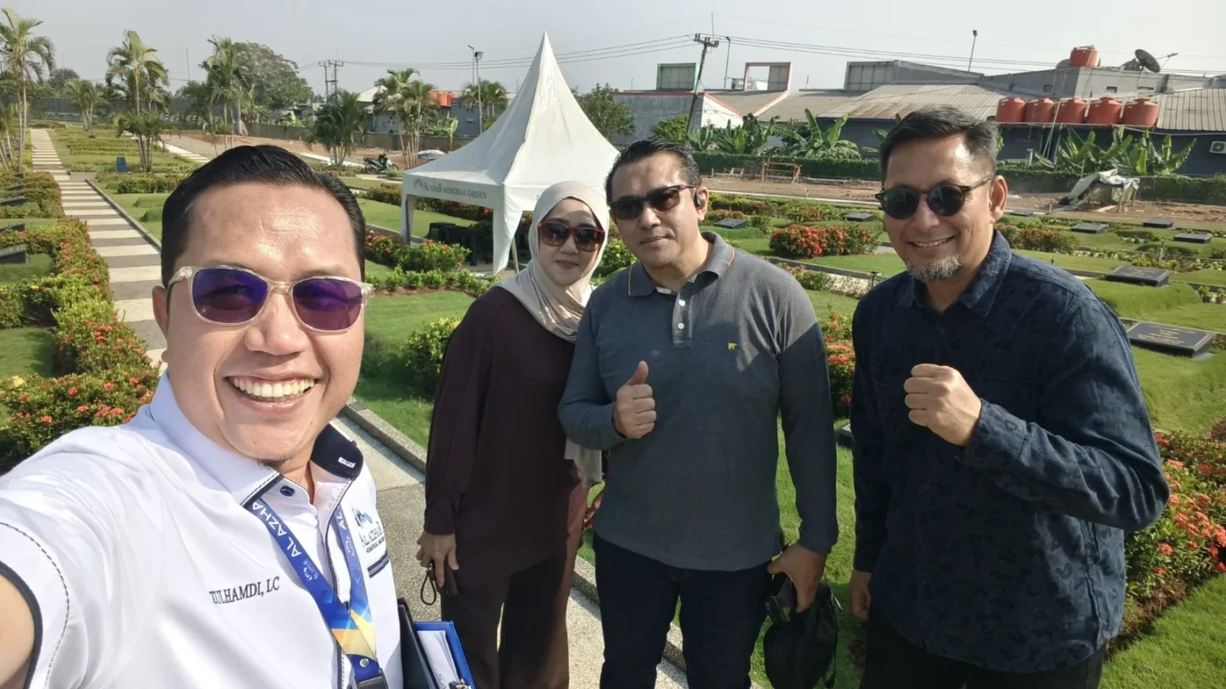 Ustadz Zulhamdi mendampingi Bu Endah dan suami saat survei