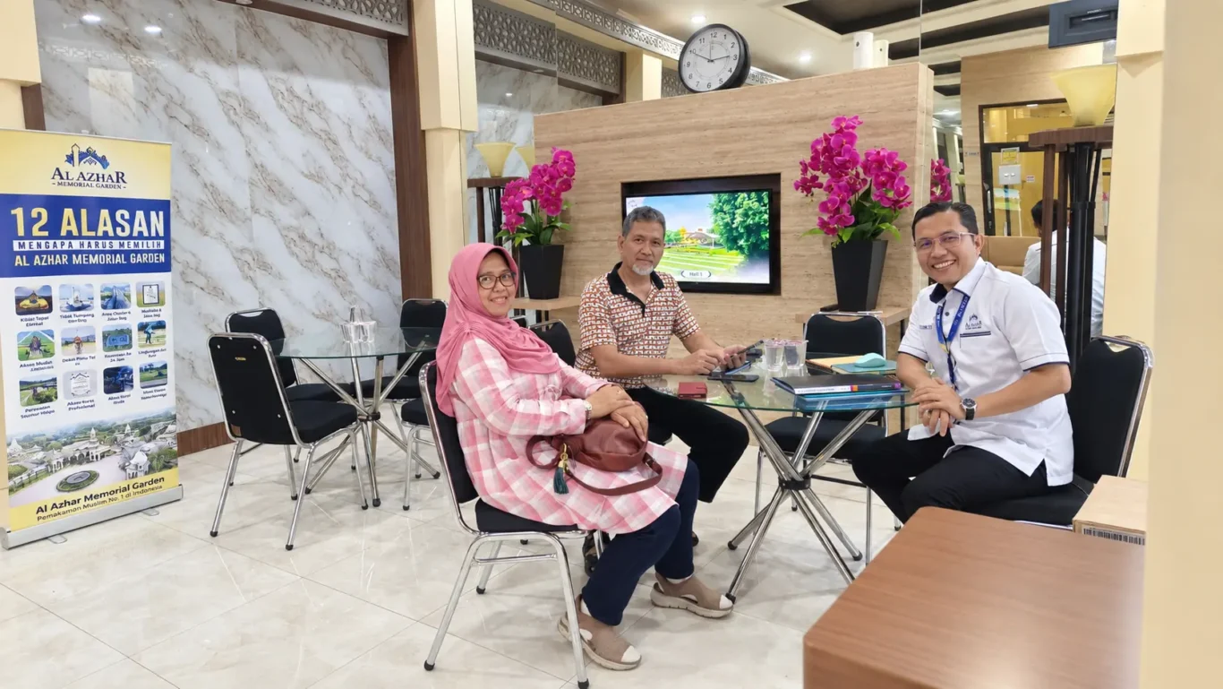 Ustadz Zulhamdi M. Sa’ad, Lc. mendampingi konsumen menyelesaikan administrasi pemesanan kavling Royal Family di Al Azhar Memorial Garden