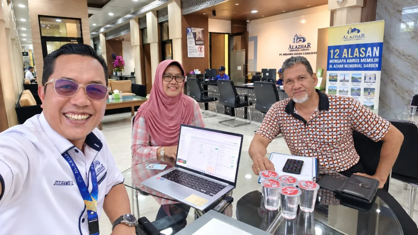 Ustadz Zulhamdi mendampingi proses booking Royal Family A di Al Azhar Memorial Garden