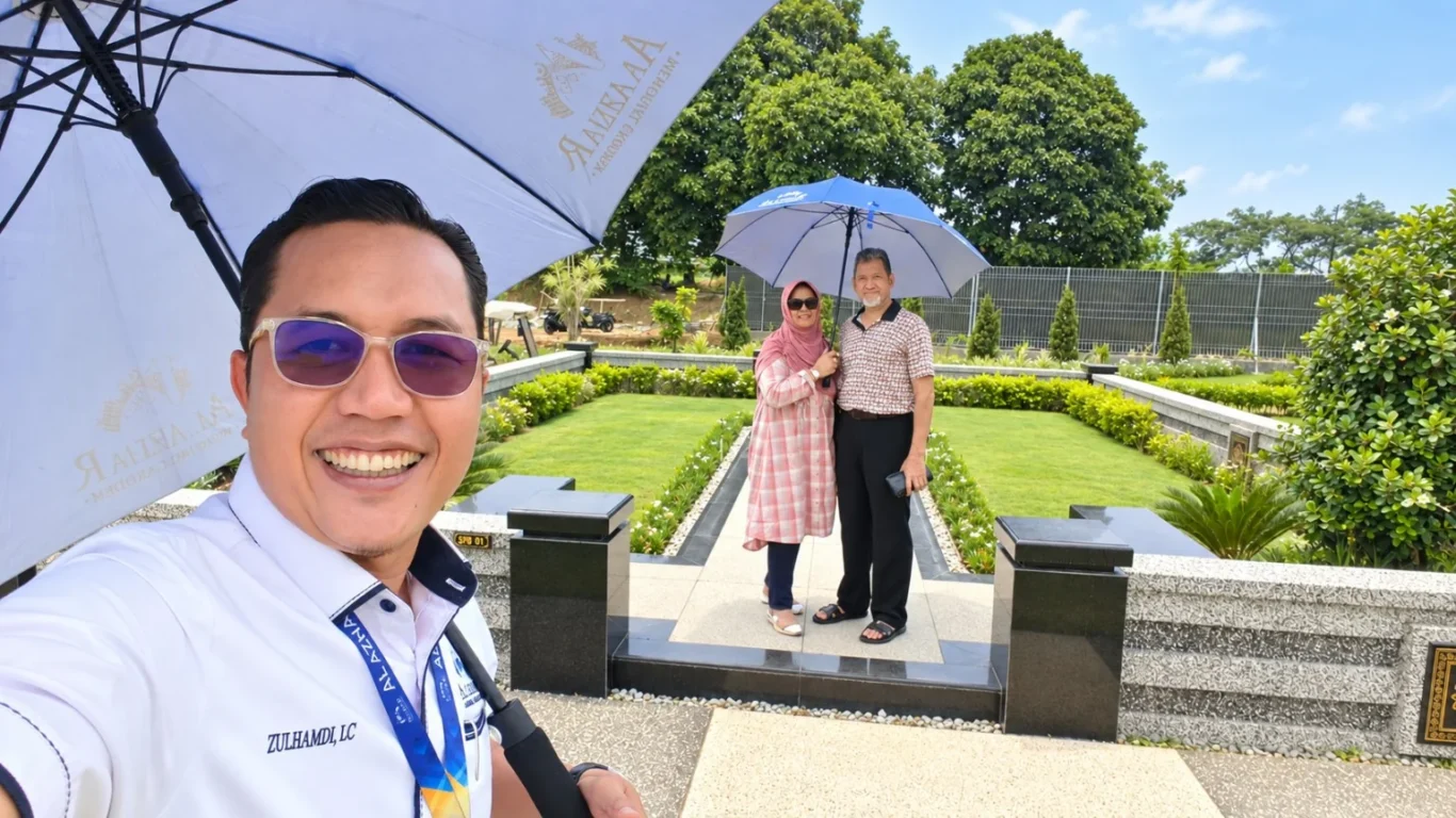 Ust. Zulhamdi M. Sa’ad mendampingi konsumen survei Kavling Super Family Al Azhar Memorial Garden