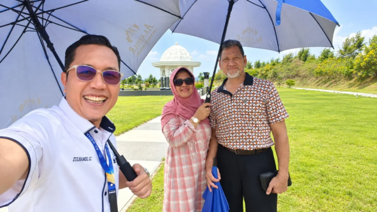zulhamdi-mendampingi-konsumen-survey-kavling-royal-family-di-zona-idilwis-webp