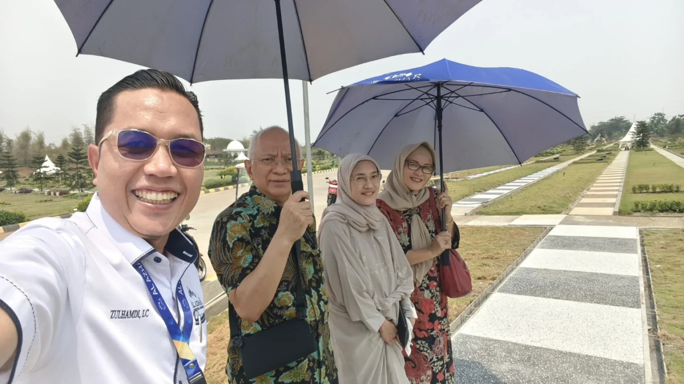 Ustadz Zulhamdi mendampingi Pak Agus dan Ibu Dwi di Al Azhar Memorial Garden